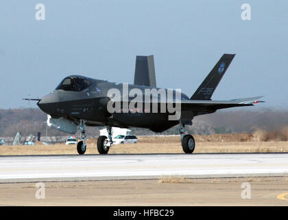 061215-N-8053S-229 Fort Worth, Texas (15. Dezember 2006) - die f-35 Joint Strike Fighter Lightning II, gebaut von Lockheed Martin hebt zum Erstflug des Flugzeugs erste Einsatzfähigkeit bei gemeinsamen Reserve Base Fort Worth zu testen. Des US-Verteidigungsministeriums und acht andere NATO-Staaten haben sich Lockheed Martin im Rahmen des Joint Strike Fighter-Programm infiziert die entworfen wurde, um die Effizienz zu maximieren und minimieren den Lebenszyklus, Kosten für eine zukünftige multi-Role Kampfflugzeug. Foto: U.S. Navy Mass Communication Specialist 2. Klasse D. Keith Simmons (freigegeben) F35A Prototyp AA1 3 Stockfoto