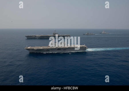 Die Schiffe der John C. Stennis Strike Group und der japanischen Maritime Self-Defense Force JS Ise und JS Akebono dampfen während einer Gruppenfahrt in der Philippinischen See. Die Operation demonstriert koordinierte Marinemanöver, die Sicherheit im Seeverkehr und die Bereitschaft zur Unterstützung der indoasiatisch-pazifischen Stabilität im Rahmen einer 7. Flotte. Stockfoto