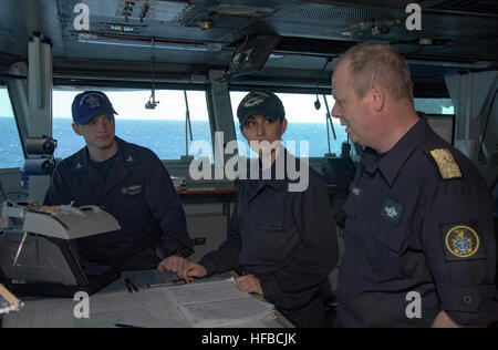 160403-N-UY653-023 Atlantik (3. April 2016) Konteradmiral Lars Saunes, der Chef der Königlichen Norwegischen Marine, spricht mit Seglern auf der Navigations Brücke des Flugzeugträgers USS Dwight D. Eisenhower (CVN-69). Die norwegische Fregatte HNoMS Fridjof Nansen (F-310) ist in der Eisenhower Carrier Strike Group Composite Training Unit Übung (COMPTUEX) beteiligt. (Foto: U.S. Navy Mass Communication Specialist 3. Klasse Ryan U. Kledzik/freigegeben) 160403-N-UY653-023 160403-N-UY653-023 Stockfoto