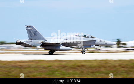 150325-N-YB753-217 KEY WEST, Florida (25. März 2015) eine F/A - 18 D Hornet zugeordnet, die Gladiatoren des Strike Fighter Squadron (VFA) 106 zieht aus Boca Chica Feld. Naval Air Station Key West ist eine State-of-the-Art Anlage für Luft/Luft-Kampfflugzeug Flugzeuge aller militärischen Dienstleistungen und unterstützt Weltklasse Expeditionary USA und ausländische Marineschiffe. (Foto: U.S. Navy Mass Communication Specialist 1. Klasse Brian Morales / veröffentlicht) FA - 18D Hornet der VFA-106 zieht vom NAS Schlüsselwesten im März 2015 Stockfoto