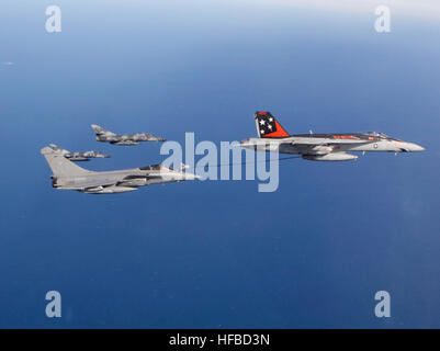 150305-N-ZZ999-002 arabischen Golf (5. März 2015) A Französisch Rafale Marine Flugzeug von der französischen Marine Flugzeugträger, die Charles de Gaulle tankt mit einer F/A-18E Super Hornet aus der Sunliners des Strike Fighter Squadron (VFA) 81 aus dem Flugzeugträger USS Carl Vinson (CVN-70). Carl Vinson wird als Teil der Carl Vinson Strike Group unterstützt maritimer Sicherheitsoperationen bereitgestellt, Streik Operationen im Irak und in Syrien bestimmungsmäßige und Sicherheitsbemühungen Zusammenarbeit Theater in den USA 5. Flotte Verantwortungsbereich. (US Navy Fotograf/freigegeben) FA-18E des VFA-81 tankt Rafale der Flottille Stockfoto