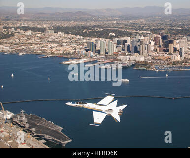 US Navy Commander Craig Reiner fliegen einer F/A - 18C Hornet strike Fighter von Flotte Readiness Center Südwest über Naval Air Station North Island, Kalifornien, und der Flugzeugträger USS John C. Stennis (CVN-74) 18. November 2008, in San Diego. Die Hornet ist um zu entsprechen, die von der Erstflug der F/A-18 auf seinen 30. gemalt. (US Navy Foto/freigegeben) FA18CHornetOverSanDiegoNov08 Stockfoto