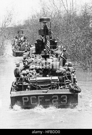 Schnelle Patrouillenboote arbeiten auf einem Fluss und führen Seefahrten, Aufklärungs- und Sicherheitseinsätze durch. Diese kleinen, schnellen Schiffe erhöhen die Flusssicherheit, unterstützen Marinemissionen und gewährleisten die Einsatzbereitschaft auf Binnenwasserstraßen. Stockfoto