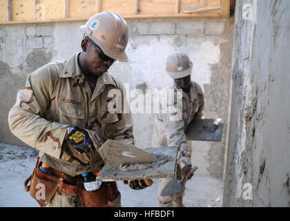 Petty Officer 3rd Class Woodman Fleurizard und Petty Officer 3rd Class Shavonnah Magee, beide zugewiesenen Naval Mobile Bau-Bataillon 74 Detail Horn von Afrika, gelten Stuck an ein Grundschulprojekt. NMCB-74 unterstützt kombiniert Joint Task Force Horn von Afrika Partner Nation Kapazitätsaufbau und Förderung der regionalen Stabilität. Furchtlos NMCB-74 setzt die Seabee-Mission in Afrika 350114 Stockfoto