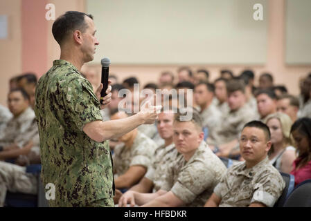 160524-N-AT895-268 TWENTYNINE PALMS Calif.  (24 Mai 2016) Chief of Naval Operations (CNO) Admiral John Richardson hält einen All-Hands-Anruf bei Seglern und Familienmitglieder im Marine Corps Air Ground Combat Center Twentynine Palms, Kalifornien stationiert  Während des Gesprächs alle Hände durchgeführt Richardson auch verdienstvolle Förderung und Neueintragung Zeremonien für mehrere Matrosen. (Foto: U.S. Navy Mass Communication Specialist 1. Klasse Nathan Laird/freigegeben) 160524-N-AT895-268 Stockfoto