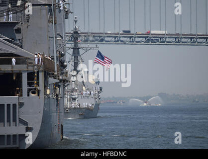 NEW YORK (25. Mai 2016) - Arleigh Burke-Klasse Lenkwaffenzerstörer USS Farragut (DDG-99) wird gefolgt von Whidbey Island-Klasse Dock Landung Schiff USS Fort McHenry (LSD-43), wie sie auf dem Hudson River und unter der Verrazano-Narrows-Brücke in die Flotte Woche New York 2016 Parade von Schiffen zu segeln. Mehr als 4.500 Matrosen, Marines und Küste Gardisten aus 14 Schiffe, darunter die Royal Canadian Navy sind jetzt im 28. Jahr, zur Interaktion mit den Bürgern von New York und die Tri-State Area auf der Stadt für FWNY, absteigend öffentliche Sensibilisierung der heutigen maritime Dienstleistungen. Foto: U.S. Navy Stockfoto