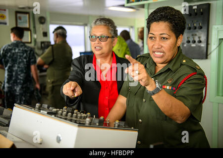 SUVA, Fidschi (10. Juni 2015) Service-Mitglieder aus der Republik der Fidschi-Streitkräfte sind während der Pazifischen Partnerschaft 2015 an das Lazarettschiff USNS Mercy (T-AH 19) herumgeführt. Barmherzigkeit ist derzeit in Suva, Fidschi für seine erste Mission Hafen PP15. Pazifische Partnerschaft ist in seiner zehnten Iteration und ist die größte jährliche multilaterale humanitäre Hilfe und Disaster Preparedness Hilfsmission in der Indo-Asien-Pazifik-Region durchgeführt. Während des Trainings für Krisenbedingungen haben Pacific Partnership Missionen bis dato reale medizinische Versorgung ca. 270,00 Patienten und Thromboseprophylaxe zur Verfügung gestellt Stockfoto