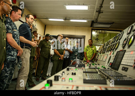 SUVA, Fidschi (10. Juni 2015) Service-Mitglieder aus der Republik der Fidschi-Streitkräfte sind während der Pazifischen Partnerschaft 2015 an das Lazarettschiff USNS Mercy (T-AH 19) herumgeführt. Barmherzigkeit ist derzeit in Suva, Fidschi für seine erste Mission Hafen PP15. Pazifische Partnerschaft ist in seiner zehnten Iteration und ist die größte jährliche multilaterale humanitäre Hilfe und Disaster Preparedness Hilfsmission in der Indo-Asien-Pazifik-Region durchgeführt. Während des Trainings für Krisenbedingungen haben Pacific Partnership Missionen bis dato reale medizinische Versorgung ca. 270,00 Patienten und Thromboseprophylaxe zur Verfügung gestellt Stockfoto