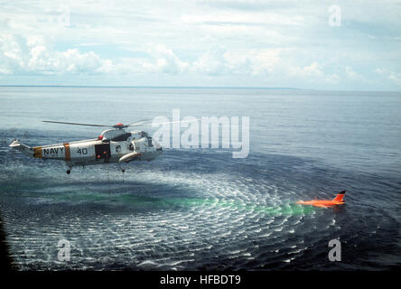 Luft/Luft-rechte Seitenansicht der Marine SH - 3G Sea King Hubschrauber vom Fleet Composite Squadron Five (VC-5) nähert sich eine BQM-34-S Firebee Drohne im Wasser.  Beachten Sie die grüne Markierung Farbstoff emittierten die Drohne. FireBee Abruf von Sea King DN-ST-86-01442 Stockfoto