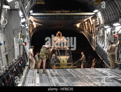 150822-N-DJ346-016-CAMP LEMONIER, Dschibuti (22. August 2015) französischer und amerikanischer Service-Mitglieder darauf vorbereiten, das erste von zwei französischen Puma Hubschrauber und damit verbundenen Passagieren und Fracht auf N'Djamena an Bord eine US Luftwaffe c-17 Globemaster transportieren. Die Hubschrauber unterstützen französische Operationen an den schneidenden Grenzen von Libyen, Tschad und Niger abschreckendes Waffen und Drogenschmuggel und Dschihad, die regelmäßig zwischen den Nationen überqueren. Dies ist das erste Mal Frankreich Unterstützung von US-Truppen in Dschibuti für jede Mission außerhalb Ostafrika erhalten hat. (U.S. Navy Photo von Chief Masse Kommunikation Speciali Stockfoto