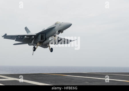 Eine F/A-18F Super Hornet der Strike Fighter Squadron 151 landet auf der USS John C. Stennis (CVN 74) während der Malabar 2016. Die Übung fördert die maritime Zusammenarbeit zwischen US-amerikanischen, indischen und japanischen Marinestreitkräften. Stockfoto