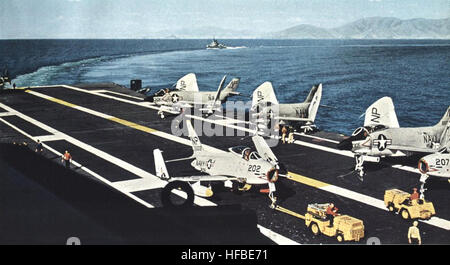 FJ-4 b Furien und F3H-2 Dämonen auf c1961 USS Lexington (CVA-16) Stockfoto