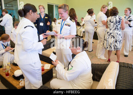 150507-N-BD629-194 FORT LAUDERDALE, Florida (7. Mai 2015) Seglerinnen aus dem amphibischen Angriff Schiff USS Wasp (LHD-1), Arleigh Burke-Klasse geführte Flugkörper Zerstörer USS Cole (DDG-67) und USS James E. Williams (DDG-95), Sentinel-Klasse US Coast Guard Cutter USCGC Richard Etheridge (WPC-1102) und Marines, die 22. Marine Expeditionary Unit zugeordnet ein Eisbrecher Spiel einander während der Veranstaltung "Salute to Frauen im Militär" als Teil der Flotte Woche Port Everglades kennen zu lernen. Matrosen, Marines und Küste Gardisten aus fünf Schiffen sind die 25. jährliche Fleet Week beteiligt. Stockfoto