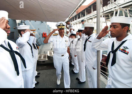 PORT KLANG, Malaysia (27. September 2012) ADM Cecil Haney, Kommandeur der US-Pazifikflotte, kommt an Bord der geführte Flugkörper-Zerstörer USS Mustin (DDG-89) während das Schiff Besuch in Malaysia in Verbindung mit dem 2012 Western Pacific Marine Symposium. (Foto: U.S. Navy Mass Communication Specialist 2. Klasse Devon Dow/freigegeben) 120927-N-MU720-008 verbinden das Gespräch www.facebook.com/USNavy www.twitter.com/USNavy navylive.dodlive.mil - offizielle US Navy Bilder - ADM Haney kommt an Bord der USS Mustin. Stockfoto