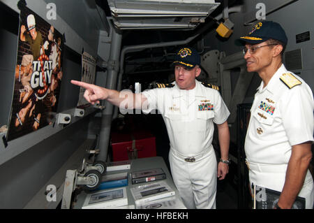 PORT KLANG, Malaysia (27. September 2012) ADM Cecil Haney, Kommandeur der US-Pazifikflotte, zeigt das Schiff Liberty anmeldet das Wetterdeck geführte Flugkörper Zerstörer USS Mustin (DDG-89) des Schiffs Kommandierender Offizier Commander Joseph Ring. Mustin besucht Malaysia in Verbindung mit Western Pacific Marine Symposiums 2012. (Foto: U.S. Navy Mass Communication Specialist 2. Klasse Devon Dow/freigegeben) 120927-N-MU720-011 verbinden das Gespräch www.facebook.com/USNavy www.twitter.com/USNavy navylive.dodlive.mil - offizielle US Navy Bilder - ADM Haney bekommt eine Tour von USS Mustin. Stockfoto