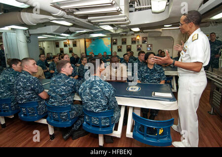 PORT KLANG, Malaysia (27. September 2012) ADM Cecil Haney, Kommandeur der US-Pazifikflotte, spricht mit den Seeleuten an Bord der geführte Flugkörper-Zerstörer USS Mustin (DDG-89) auf dem Schiffsdeck durcheinander. Mustin besucht Malaysia in Verbindung mit Western Pacific Marine Symposiums 2012. (Foto: U.S. Navy Mass Communication Specialist 2. Klasse Devon Dow/freigegeben) 120927-N-MU720-053 verbinden das Gespräch www.facebook.com/USNavy www.twitter.com/USNavy navylive.dodlive.mil - offizielle US Navy Bilder - ADM Haney spricht für Segler. Stockfoto