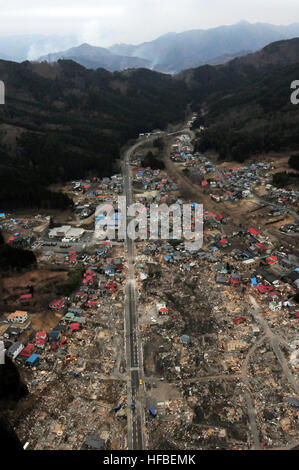 110315-N-5503T-282 WAKUYA, Japan (15. März 2011) eine Antenne Anzeigen von Schäden an Wakuya, Japan, nachdem ein Erdbeben der Stärke 9,0 und der nachfolgende Tsunami verwüstete das Gebiet im Norden Japans. Schiffe und Flugzeuge von Ronald Reagan Carrier Strike Group führen Such-und Rettungsaktionen und erneute Lieferung Missionen wie zur Unterstützung der Operation Tomodachi in Nordjapan verwiesen. (Foto: U.S. Navy Mass Communication Specialist 3. Klasse Alexander Tidd/freigegeben) - offizielle US Navy Bilder - Antenne des Wakuya, Japan. Stockfoto