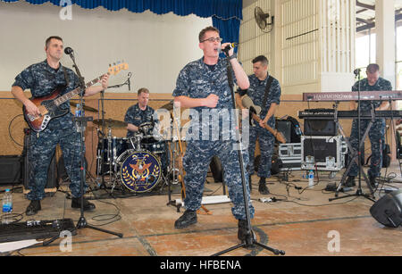 160620-N-OU129-215 SATTAHIP, Thailand (20. Juni 2016) U.S. Navy Matrosen aus der 7. Flotte-Rock-Band "Orient Express" führen ein gemeinsames Rockkonzert mit der Royal Thai Marine Corps Band an der Singsamut School während flott Bereitschaft Zusammenarbeit und Ausbildung (CARAT) Thailand 2016. Karat ist eine Reihe von jährlichen maritimen Übungen zwischen der U.S. Navy, U.S. Marine Corps und der Streitkräfte der neun Partnernationen, Bangladesch, Brunei, Kambodscha, Indonesien, Malaysia, die Philippinen, Singapur, Thailand und Timor-Leste aufzunehmen. (Foto: U.S. Navy Mass Communication Specialist 2. Klasse Joshua Fulton Stockfoto