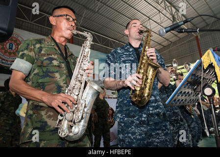 160621-N-OU129-253-PATTAYA, Thailand (21. Juni 2016) Musiker 2. Klasse Jason Jackson von der 7. Flotte-Rock-Band "Orient Express" führt mit einem Mitglied der Royal Thai Marine Corps Band in der Potisampan Schule während einer gemeinsamen Rock-Konzert zur Unterstützung der Zusammenarbeit flott Bereitschaft und Training (CARAT) Thailand 2016. Karat ist eine Reihe von jährlichen maritimen Übungen zwischen der U.S. Navy, U.S. Marine Corps und der Streitkräfte der neun Partnernationen, Bangladesch, Brunei, Kambodscha, Indonesien, Malaysia, die Philippinen, Singapur, Thailand und Timor-Leste aufzunehmen. (U.S. Navy Photo von Masse Commun Stockfoto