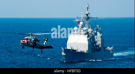 Arabisches Meer (8. November 2012) ein MH-60 s Sea Hawk-Hubschrauber des Eightballers der Hubschrauber Meer Kampf Geschwader (HSC) 8 vorbeifliegt geführte Flugkörper Kreuzer USS Mobile Bay (CG-53) während einer Auffüllung auf See mit der Military Sealift Command schnell Kampfunterstützung Schiff USNS Brücke (T-AOE-10). Mobile Bay, zugewiesen, die John C. Stennis Strike Group in den USA bereitgestellt wird 5. Flotte Aufgabengebiet Durchführung von maritimer Sicherheitsoperationen, Theater Sicherheitsbemühungen Zusammenarbeit und Unterstützung Missionen für die Operation Enduring Freedom. (Foto: U.S. Navy Mass Communication Specialist 3. Klasse Kenne Stockfoto