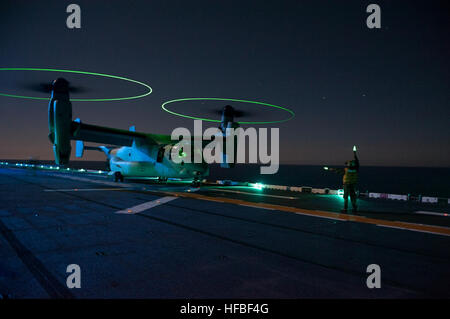 SAN DIEGO (29. Oktober 2012) Flugdeck Personal Nacht Operationen mit MV-22 Osprey Flugzeuge auf dem Flugdeck der amphibischen Angriff Schiff USS Boxer (LHD-4).  Boxer führt Operationen vor der Küste von Kalifornien. Der US-Marine ist zuverlässig, flexibel und bereit, auf, über und unter dem Meeresspiegel weltweit zu reagieren. Nehmen Sie das Gespräch in den sozialen Medien mit #warfighting. (Foto: U.S. Navy Mass Communication Specialist 2. Klasse Oscar Espinoza/freigegeben) 121029-N-CD336-405 beitreten das Gespräch http://www.facebook.com/USNavy http://www.twitter.com/USNavy http://navylive.dodli Stockfoto