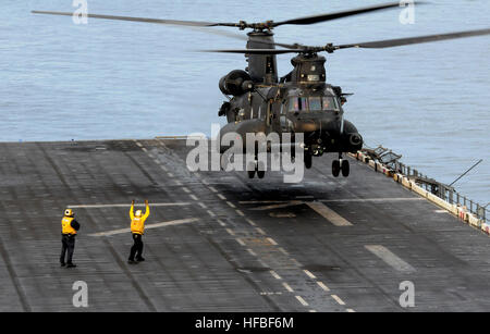 Pazifik (9. Oktober 2012) eine Armee MH - 47 G Chinook mittlerer Angriff Hubschrauber zugewiesen, das 160th Special Operations Aviation Regiment (Airborne) basierend auf Joint Base Lewis-McChord, Wash., führt Deck Landung Qualifikationen auf amphibischer Angriff Schiff USS Makin Island (LHD 8) nach dem Schiff Besuch für San Francisco Fleet Week 2012. Dies ist das erste Mal Makin Island Flugbetrieb mit Armee Chinook durchgeführt hat. Der US-Marine ist zuverlässig, flexibel und bereit, auf, über und unter dem Meeresspiegel weltweit zu reagieren. Nehmen Sie das Gespräch in den sozialen Medien mit #warfighting. (US-N Stockfoto