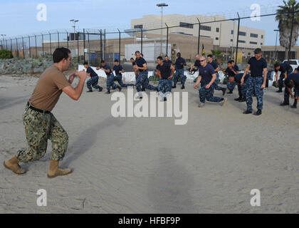 120830-N-KD852-011 SAN DIEGO (30. August 2012) ein Chef Selectee zugewiesen Seal Team One führt eine Gruppe von Chief Petty Officer Selctees in dynamischen stretching am Naval Special Warfare Center während der USS Midway Museum CPO Vermächtnis Akademie. Der Legacy-Akademie ist ein sechs-Tage-Kurs in dem CPO live an Bord der USS Midway wählt und in Erhaltung Aktivitäten, Führungstraining, Gemeinschaft Dienstprojekte und Lehren über die Geschichte und das Erbe der US Navy und der CPO-Gemeinschaft. Dies ist die erste CPO-Akademie auf einem Flugzeugträger stattfinden. (US Navy Foto von Chief M Stockfoto