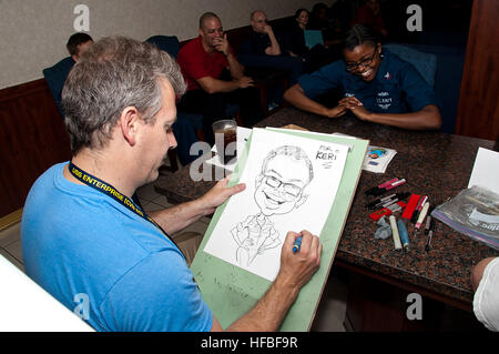 120831-N-JV638-042 Arabisches Meer (Aug. 38, 2012) Tom Richmond, ein Karikaturist mit MAD-Magazin, zeichnet ein Bild der Personalreferentin 2. Klasse Keri Jones von Waynesboro, Frl., während ein USO gesponserten Tour an Bord des Flugzeugträgers USS Enterprise (CVN-65). Unternehmen in den USA bereitgestellt wird 5. Flotte Aufgabengebiet Durchführung von maritimer Sicherheitsoperationen, Theater Sicherheitsbemühungen Zusammenarbeit und Unterstützung Missionen im Rahmen der Operation Enduring Freedom. (Foto: U.S. Navy Mass Communication Specialist 3. Klasse Randy J. Savarese/freigegeben) - offizielle US Navy Bilder - A Cartoonist Stockfoto