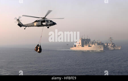 120613-N-NB694-172 arabischen Golf (13. Juni 2012) ein MH-60 s Sea Hawk-Hubschrauber der goldenen Falken der Hubschrauber Meer bekämpfen Squadron (HSC) 12 fliegen Fracht zwischen den Military Sealift Command Lewis und Clark-Klasse Trockenfracht und Munition Schiff USNS Charles Drew (T-AKE-10) und die Flugzeugträger der Nimitz-Klasse USS Abraham Lincoln (CVN-72) während ein Nachschub auf See zugewiesen. Lincoln ist in den USA bereitgestellt 5. Flotte Aufgabengebiet Durchführung von maritimer Sicherheitsoperationen, Theater Sicherheitsbemühungen Zusammenarbeit und Bekämpfung Flugbetrieb Operation Enduring Freedom. (US Stockfoto