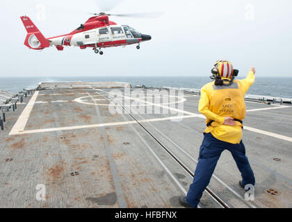 USCGC Waesche (WMSL 751) führt Deck-Landungsübungen mit einem Eurocopter HH-65 Dolphin Hubschrauber der Malaysian Maritime Enforcement Agency während der CARAT 2012 Übungen in der Straße von Malakka durch. Stockfoto