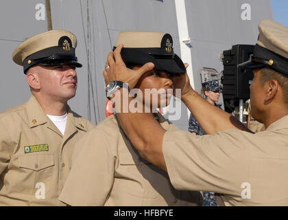 SAN DIEGO (14. September 2012) Senior Chief Fire Controlman Robin O'Connor richtet die Abdeckung auf Chief Boatswain's Mate Munira Ferah während einer pinning Zeremonie an Bord der amphibischen Transportschiff der Dock USS Green Bay (LPD-20). (U.S. Navy Photo by Mass Communication Specialist 1. Klasse Elizabeth Merriam/freigegeben) 120914-N-BB534-113 verbinden das Gespräch www.facebook.com/USNavy www.twitter.com/USNavy navylive.dodlive.mil - offizielle US Navy Bilder - neuer Chef erhält ihr Kombination Cover. (1) Stockfoto