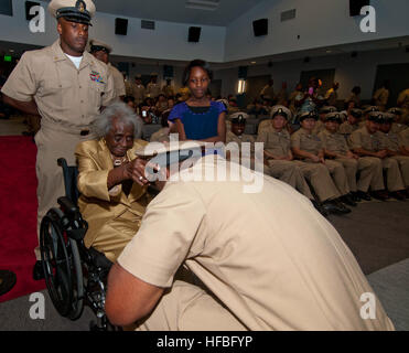 SAN DIEGO (14. September 2012) Chief Aviation Boatswain's Mate (Handling) Andre Hardin hat seine Großmutter, seine Deckung Kombination auferlegen, während ein Chief Petty Officer anheften Zeremonie für die amphibische Schiff USS Peleliu (LHA-5) Chef einberufene. (Foto: U.S. Navy Masse Kommunikation Spezialist Seemann Michael Duran/freigegeben) 120914-N-ZM744-166 Join das Gespräch www.facebook.com/USNavy www.twitter.com/USNavy navylive.dodlive.mil - offizielle US Navy Bilder - A neuer Chef erhält seine Deckung von seiner Großmutter. Stockfoto