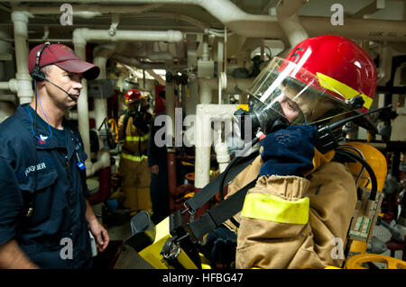 120721-N-ER662-352 EAST CHINA SEA, Japan (21. Juli 2012) Schaden Controlman 3. Klasse Aret Brutto, rechts, Anrufe in den Status eines Brandes während einer simulierten technischen Unfall an Bord der Arleigh-Burke-Klasse geführte Flugkörper Zerstörer USS McCampbell (DDG-85). McCampbell vorwärts nach Yokosuka, Japan bereitgestellt wird und läuft in den USA 7. Flotte Aufgabengebiet. (Foto: U.S. Navy Mass Communication Specialist 2. Klasse Matthew R. Cole/freigegeben) - offizielle US Navy Bilder - A Sailor fordert in den Status eines Feuers. Stockfoto