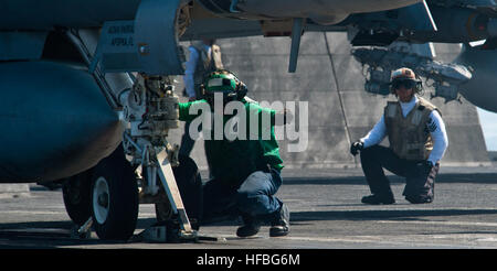 Arabisches Meer (25. Oktober 2012) Luftfahrt Boatswain Mate (Ausrüstung) Airman David Worrell, von Bridgeport, Connecticut, leitet ein Flugzeug auf dem Flugdeck des Flugzeugträgers USS John C. Stennis (CVN-74). John C. Stennis wird auf der 5. Flotte Verantwortungsbereiche, die Durchführung von maritimer Sicherheitsoperationen, Theater Sicherheitsbemühungen Zusammenarbeit und Unterstützung Missionen für die Operation Enduring Freedom eingesetzt. Der US-Marine ist zuverlässig, flexibel und bereit, auf, über und unter dem Meeresspiegel weltweit zu reagieren. Nehmen Sie das Gespräch in den sozialen Medien mit #warfighting. (U.S. Navy Photo von Masse Kommunikation S Stockfoto