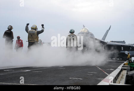 PHILIPPINENSEE (3. November 2012) Luftfahrt Boatswain Mate (Handling) 2. Klasse Chris Walker, aus Bakersfield, Kalifornien, leitet eine F/A-18F Super Hornet von der Diamondbacks des Strike Fighter Squadron (VFA) 102 an Bord des Flugzeugträgers USS George Washington (CVN-73). George Washington und eingeschifften Carrier Air Wing (CVW) 5 bieten eine kampfbereit Kraft, die schützt und verteidigt das kollektive maritimen Interesse der USA und ihrer Verbündeten und Partner in der Region Asien-Pazifik. (Foto: U.S. Navy Masse Kommunikation Seemann Lehrling Brian H. Abel/freigegeben) 121103-N-ZT599-064 beitreten die Conversatio Stockfoto