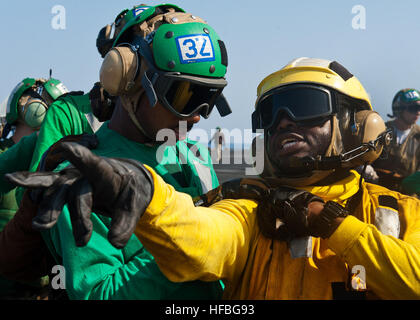 Rotes Meer (11. Oktober 2012) Luftfahrt Boatswain Mate (Handling) 2. Klasse Dustin Shead, Recht, leitet die Feuerwehrleute während einer Übung auf dem Flugdeck des Flugzeugträgers USS Enterprise (CVN-65). Unternehmen in den USA bereitgestellt wird 5. Flotte Aufgabengebiet Durchführung von maritimer Sicherheitsoperationen, Theater Sicherheitsbemühungen Zusammenarbeit und Unterstützung Missionen im Rahmen der Operation Enduring Freedom. Der US-Marine ist zuverlässig, flexibel und bereit, auf, über und unter dem Meeresspiegel weltweit zu reagieren. Nehmen Sie das Gespräch in den sozialen Medien mit #warfighting. (U.S. Navy Photo von Masse Kommunikations- Stockfoto