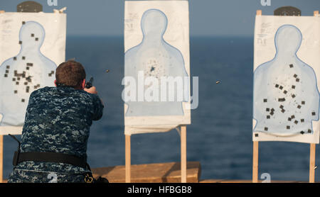 120329-N-PB383-564 Golf von ADEN (29. März 2012) Gunner Mate 2. Klasse Adrian Rodziewicz feuert eine 9 mm-Service-Pistole auf ein Ziel während einer live-Feuer-Kleinwaffen Qualifikation an Bord der amphibischen Transportschiff der Dock USS New Orleans (LPD-18). New Orleans und eingeschifften Marines, die 11. Marine Expeditionary Unit zugeordnet (11. MEU) sind als Bestandteil der Makin Insel amphibische bereit, Unterstützung von maritimer Sicherheitsoperationen und Sicherheitsbemühungen Zusammenarbeit Theater in den USA im Einsatz 5. Flotte Aufgabengebiet. (Foto: U.S. Navy Mass Communication Specialist 2. Klasse Dominique Pine Stockfoto
