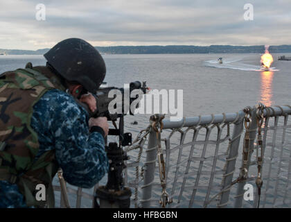 Elektroniker /-in EVERETT, Washington (25. Oktober 2012) 3. Klasse Thomas Cyr feuert leer Schuss aus einem M240-Maschinengewehr an Bord der geführte Flugkörper-Zerstörer USS Momsen (DDG-92) bei einem simulierten feindlichen kleinen Boot während der Anti-Terror-Übung Zitadelle zu schützen. Zitadelle-Protect ist eine jährliche Anti-Terror-Übung so konzipiert, dass hyper-realistische, Verwendung von Pyrotechnik zur Simulation von Explosionen, leere Geschützfeuer und Spezialeffekte Make-up, um Wunden zu simulieren. Amerikas Segler sind Warfighters, eine schnelle und flexible Kraft weltweit eingesetzt. Nehmen Sie das Gespräch in den sozialen Medien mit #warfighting. Stockfoto