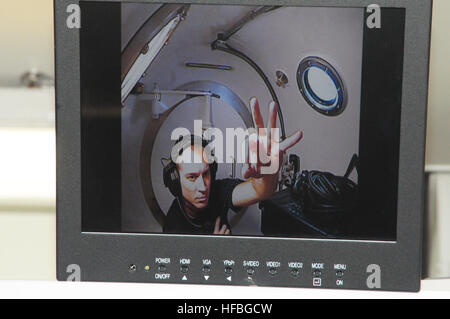 120719-N-JN023-085 CORONADO, Kalifornien (19. Juli 2012) Hospital Corpsman 2. Klasse Eric Stuart, ein Tauchgang Medizintechniker zugewiesen Naval Special Warfare Center, gibt das OK Zeichen zu kommunizieren, dass die zweite Phase Basic Underwater Demolition/Siegel (BUD/S) Kandidaten normalerweise während einer Druckprüfung in einer Druckkammer reagieren. Tauchgang Medizintechniker sind verpflichtet, die Kammer mit BUD/S Studierenden während der Verabreichung einer standard Marine Druckprüfung zu sehen, wie ihre Körper in einer Unterwasser-Umgebung reagieren eingeben. Zweite Phase ist ein sieben-Wochen-Kurs während des BUD/S-Trainings, die Einführung Stockfoto