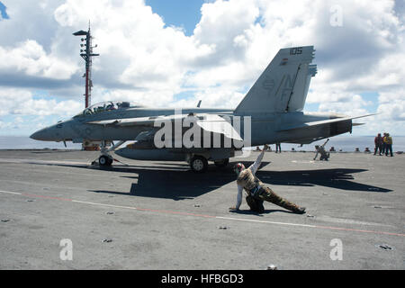 120903-N-SF704-088 Pazifik (3. September 2012) schützen zugeordnet, die Diamondbacks des Strike Fighter Squadron (VFA) 102 geben das Signal an eine F/A-18E Super Hornet aus dem Flugdeck des Flugzeugträgers USS George Washington (CVN-73) im Flugbetrieb zu starten. (Foto: U.S. Navy Mass Communication Specialist 3. Klasse William Pittman/freigegeben) - offizielle US Navy Bilder - A Sailor geben das Signal zum Starten Stockfoto