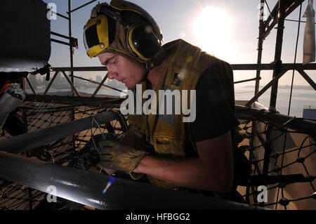 CORONADO, Kalifornien (30. Oktober 2012) Flieger James McCaughan installiert Sicherheitsnetze um den Rand des Flugdecks der Flugzeugträger der Nimitz-Klasse USS Carl Vinson (CVN-70). Carl Vinson ist derzeit Expeditionary am Naval Air Station North Island geplante inkrementelle Verfügbarkeit. Der US-Marine ist zuverlässig, flexibel und bereit, auf, über und unter dem Meeresspiegel weltweit zu reagieren. Nehmen Sie das Gespräch in den sozialen Medien mit #warfighting. (Foto: U.S. Navy Masse Kommunikation Spezialist Seemann Andrew K. Haller/freigegeben) 121030-N-UT411-105 beitreten das Gespräch http://www.facebook.com/USNavy Stockfoto