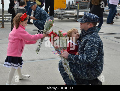 GROTON, Connecticut (12. Oktober 2012) Segler, der Los-Angeles-Klasse u-Boot USS Toledo (SSN-769) zugewiesen werden von ihren Familien während des Bootes Homecoming Feier begrüßt. Toledo zurück aus einer sieben-Monats-Bereitstellung im Bereich 6. Flotte Operationen. Der US-Marine hat ein 237-Jahr Erbe der verteidigenden Freiheit und projizieren und Schutz von US-Interessen rund um den Globus. Nehmen Sie das Gespräch in den sozialen Medien mit #warfighting. (Foto: U.S. Navy Mass Communication Specialist 1. Klasse Jason J. Perry/freigegeben) 121012-N-TN558-098 beitreten das Gespräch http://www.facebook.com/USNa Stockfoto