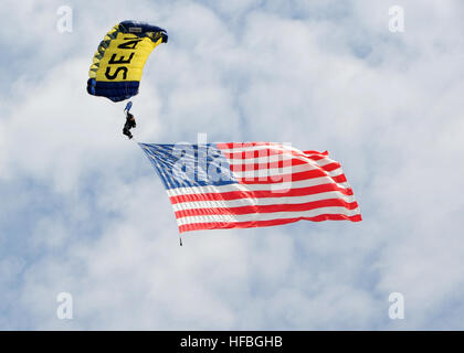 120723-N-TO979-087 SIOUX FALLS, S.D. (23. Juli 2012) ein Mitglied der US-Navy Fallschirm-Team, die Frösche springen Sprünge mit einer amerikanischen Flagge im Schlepptau Cap off der Veterans Wertschätzung Zeremonie in der USS South Dakota (BB-57)-Gedenkstätte in Sioux Falls Navy Week 2012. Sioux Falls Navy Woche ist einer der 15 Navy Wochen quer durch Amerika für 2012 geplant. Marine Wochen sollen die Investitionen zeigen Amerikaner haben in ihre Marine und Sensibilisierung in den Städten, die keine bedeutende Navy Präsenz verfügen. (Foto: U.S. Navy Mass Communication Specialist 3. Klasse Kimberly L. Romanowski/Rel Stockfoto