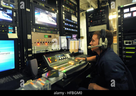 120721-N-MH885-005 PHILIPPINENSEE (21. Juli 2012) innere Kommunikation Elektriker Feuerwehrmann Michael Kincaid, von Mechanicsville, MD., überwacht eine im Fernsehen übertragene, Schiff-weite Bingo-Spiel von der Website TV Kontrollraum an Bord des Flugzeugträgers USS George Washington (CVN-73) nach einem allgemeinen Viertel Bohrer. George Washington, der Marine nur vorwärts Flugzeugträger eingesetzt verließ Flotte Aktivitäten Yokosuka ist auf seine 2012-Patrouille. (Foto: U.S. Navy Mass Communication Specialist 3. Klasse Stephanie Smith/freigegeben) - offizielle US Navy Bilder - A Sailor überwacht eine im Fernsehen übertragene, Schiff-weite Bingo-Spiel. Stockfoto