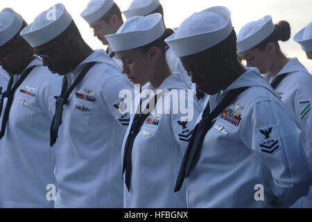 160827-N-KC543-057 Atlantik (27. August 2016) Honor Guard Mitglieder beugen ihre Häupter im Gebet zu Ehren das Leben der Luftfahrt Elektroniker / 1. Klasse John P. Lamson im Rahmen einer Bestattung auf See-Zeremonie an Bord des Flugzeugträgers USS George Washington (CVN-73). Lamson dienten in der Marine von 1976 bis 1989. George Washington, in Norfolk, Gridley führt im Gange Träger Qualifikationen im Atlantischen Ozean. (Foto: U.S. Navy Masse Comunication Spezialist 3. Klasse Alora R. Blosch) 160827-N-KC543-053 160827-N-KC543-053 Stockfoto