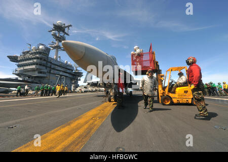 120721-N-MH885-022 PHILIPPINENSEE (21. Juli 2012) Luftfahrt Boatswain Mate (Ausrüstung) Michael Bustamante Relais Nachrichten von einem Rettungsteam auf Szene-Führer während einer Räumungsübung Flugzeuge auf dem Flugdeck. George Washington, der Marine nur vorwärts Flugzeugträger eingesetzt verließ Flotte Aktivitäten Yokosuka ist auf seine 2012-Patrouille. (Foto: U.S. Navy Mass Communication Specialist 3. Klasse Stephanie Smith/freigegeben) - offizielle US Navy Bilder - A Sailor Relais Nachrichten von einem Rettungsteam. Stockfoto