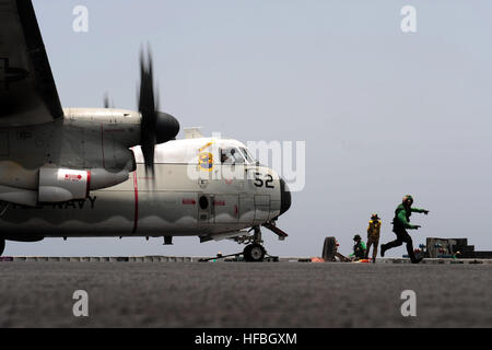 120721-N-CH661-048 Arabisches Meer (21. Juli 2012) A Sailor Durchläufe zu Sicherheit nach eine C-2A Greyhound zugewiesen, die Rohhäute von Flotte Logistics Support Squadron (VRC) 40 auf das Katapult im Flugbetrieb an Bord des Flugzeugträgers USS Enterprise (CVN-65) eingerastet ist. Unternehmen in den USA bereitgestellt wird 5. Flotte Aufgabengebiet Durchführung von maritimer Sicherheitsoperationen, Theater Sicherheitsbemühungen Zusammenarbeit und Unterstützung Missionen im Rahmen der Operation Enduring Freedom. (Foto: U.S. Navy Mass Communication Specialist 3. Klasse Jared King/freigegeben)-offizielle US Navy Bilder Stockfoto