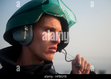 120622-N-OV802-117 Atlantik (22. Juni 2012) Airman Landon Willis dient als Telefon Talker während einer Verankerung Evolution an Bord der geführte Flugkörper-Zerstörer USS Jason Dunham (DDG-109). Jason Dunham ist auf eine geplante Bereitstellung maritimer Sicherheitsoperationen und Sicherheitsbemühungen Zusammenarbeit Theater in den US-5. und 6. Flotte Bereichen Verantwortung zu unterstützen. (Foto: U.S. Navy Mass Communication Specialist 2. Klasse William Jamieson/freigegeben) - offizielle US Navy Bilder - A Sailor dient als Telefon Talker während einer Verankerung Evolution. Stockfoto