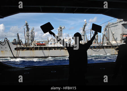 120910-N-TW569-023 Pazifik (10. September 2012) Seaman Zoire Washington, von Plantcity, Florida, Signale mit den Military Sealift Command Flotte Nachschub Öler USNS Tippecanoe (T-AO 199) während ein Nachschub auf dem Meer mit dem Flugzeugträger USS George Washington (CVN-73). (Foto: U.S. Navy Massenkommunikation 3. Klasse Eric Moorer/freigegeben) - offizielle US Navy Bilder - A Sailor signalisiert mit einem Schiff. Stockfoto