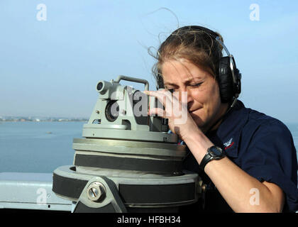 SUEZ-Kanal (5. November 2012) Quartiermeister 2. Klasse Amy Etie nutzt eine Alhidade, um ein Lager zu lesen, während die amphibischen Transportschiff der Dock USS New York (LPD-21) den Suez-Kanal-Transite zu nehmen. New York ist Teil der Iwo Jima amphibisches bereit Gruppe mit eingeschifften 24. Marine Expeditionary Unit und zur Unterstützung der Sicherheit im Seeverkehr Operationen und Sicherheitsbemühungen Zusammenarbeit Theater in den USA bereitgestellt wird 5. Flotte Aufgabengebiet. (Foto: U.S. Navy Mass Communication Specialist 2. Klasse Zane Ecklund/freigegeben) 121105-N-NN926-053 beitreten das Gespräch http://www.facebook.com/USNavy http: Stockfoto